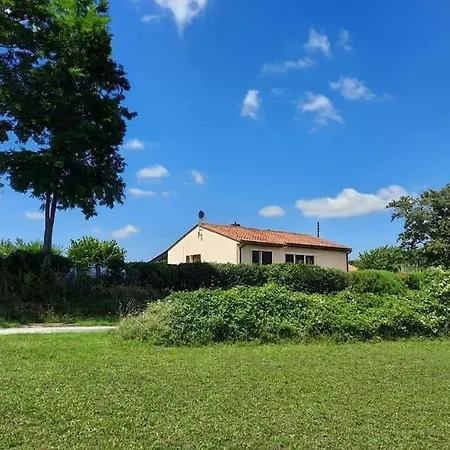 בית נופש Le Petit Coin With Pool, Near Aubeterre Sur Dronne *