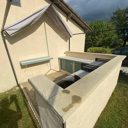 Casa vacanze Le Petit Coin With Pool, Near Aubeterre Sur Dronne *