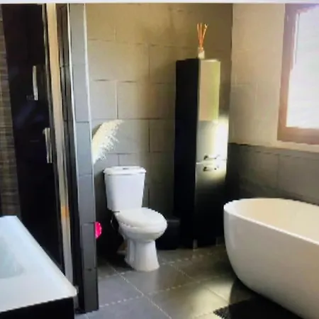 Le Petit Coin With Pool, Near Aubeterre Sur Dronne בית נופש